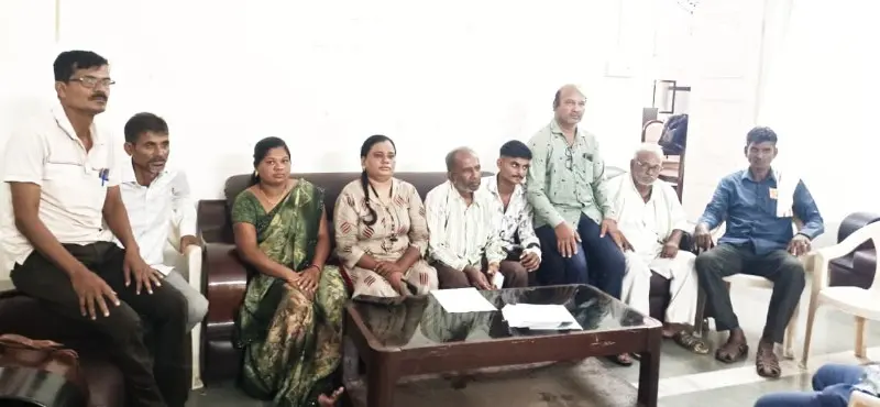 कुऱ्हाडीच्याहल्लाप्रकरणातकारवाईसाठीपीडितकुटुंबाचीपत्रकारपरिषद_copy_800x370