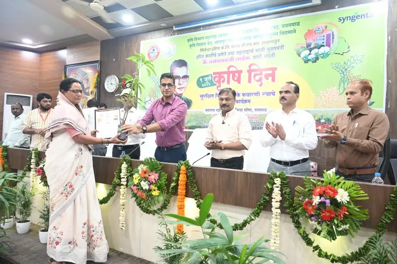 कृषी दिनी उल्लेखनीय कार्याबद्दल शेतकऱ्यांचा सत्कार कृषी दिनी उल्लेखनीय कार्याबद्दल शेतकऱ्यांचा सत्कार