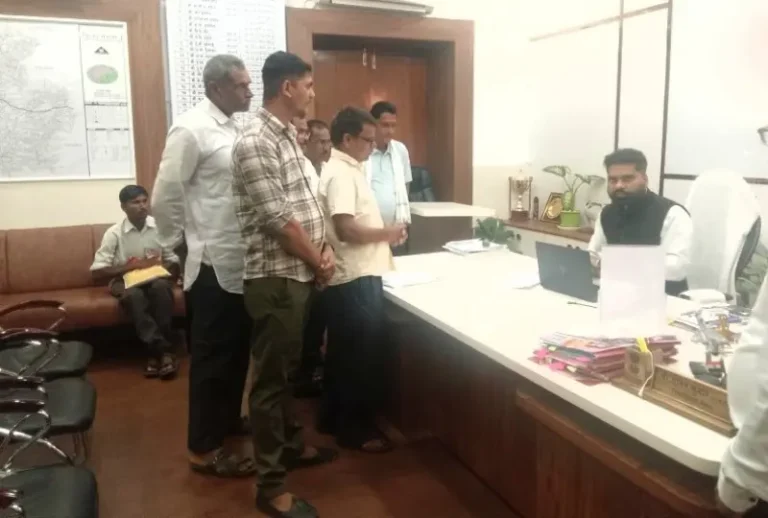 खमाटा येथे कृषी पंपांचा वीज पुरवठा खंडित; १५ जुलैला चक्काजाम आंदोलनाचा इशारा चार दिवसांपासून वीज नसल्याने रोवणीची कामे खोळंबली