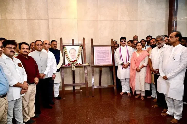 दिवंगत उपमुख्यमंत्री अजित पवार यांना जयंतीनिमित्त मंत्रालयात अभिवादन