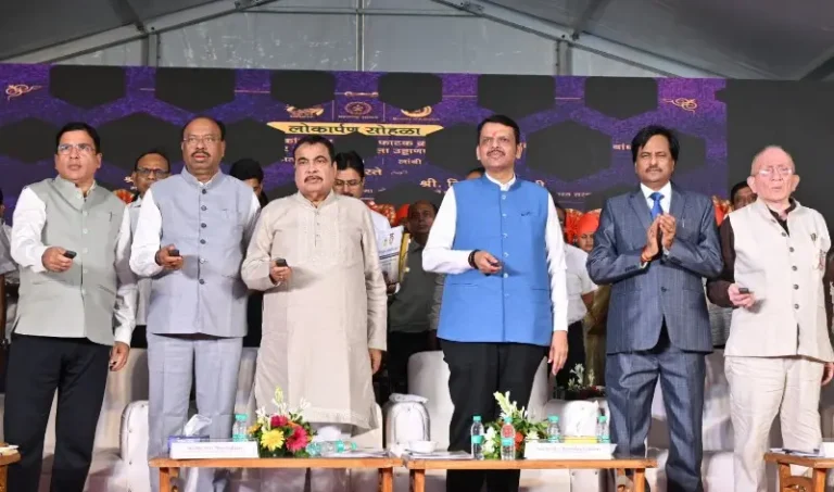 रेल्वे फाटक मुक्त महाराष्ट्र करण्यासाठी येत्या तीन वर्षात 145 रेल्वे उडाण पुलांचे बांधकाम – मुख्यमंत्री देवेंद्र फडणवीस