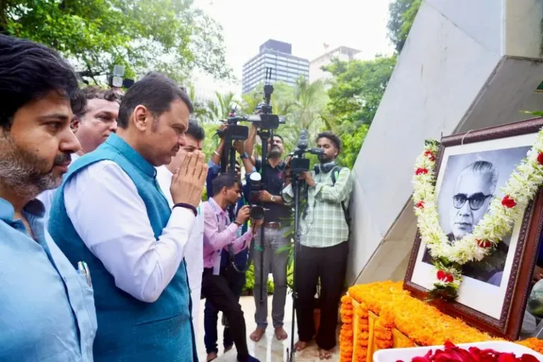 वसंतराव नाईक यांना जयंतीनिमित्त मुख्यमंत्री फडणवीस यांच्याकडून अभिवादन