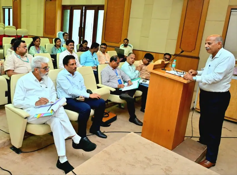 शालेयशिक्षणमंत्रीदादाजीभुसेयांच्याअध्यक्षतेखालीलशिक्षणविभागाचीआढावाबैठक(2)_copy_800x593