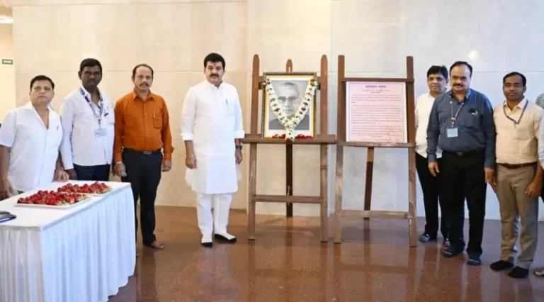 स्वर्गीय वसंतराव नाईक यांना जयंतीनिमित्त मंत्रालयात अभिवादन