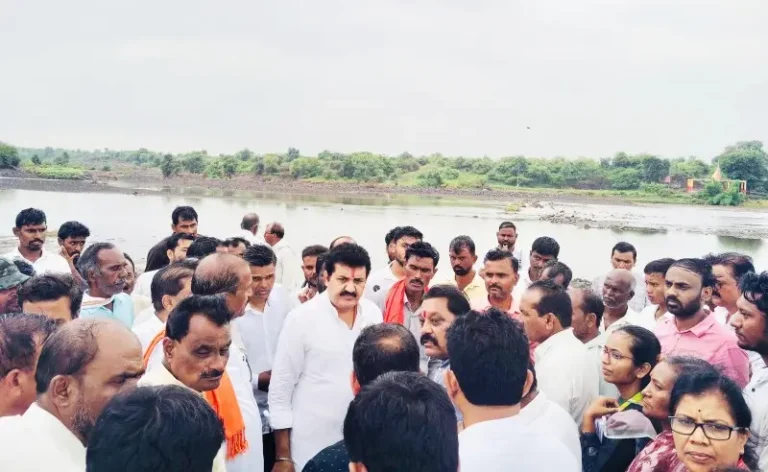 पालकमंत्री थेट अतिवृष्टी, पूरग्रस्त शेतकऱ्यांच्या बांधावर!