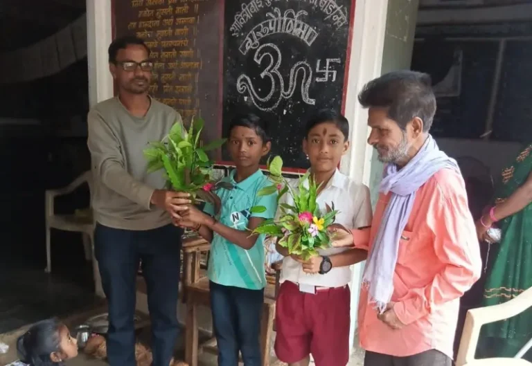 गुरुपौर्णिमेचे औचित्य साधून सावित्रीबाई फुले शाळेतील शिष्यवृत्तीधारक विद्यार्थ्यांचा सत्कार