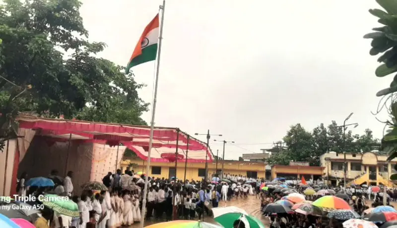 मुसळधार पावसातही नवेगावबांधमध्ये स्वातंत्र्यदिनाचा उत्साह कायम मुसळधार पावसातही नवेगावबांधमध्ये स्वातंत्र्यदिनाचा उत्साह कायम