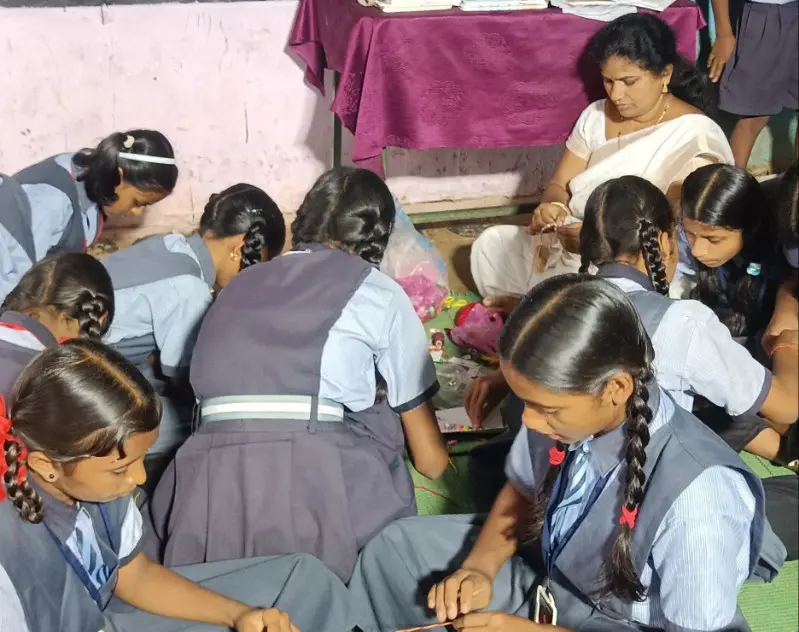 जि.प. परसोडी रयत शाळेतील विद्यार्थिनींच्या हातून साकारल्या राख्या; भारतीय जवानांना पाठविल्या जि.प. परसोडी रयत शाळेतील विद्यार्थिनींच्या हातून साकारल्या राख्या; भारतीय जवानांना पाठविल्या