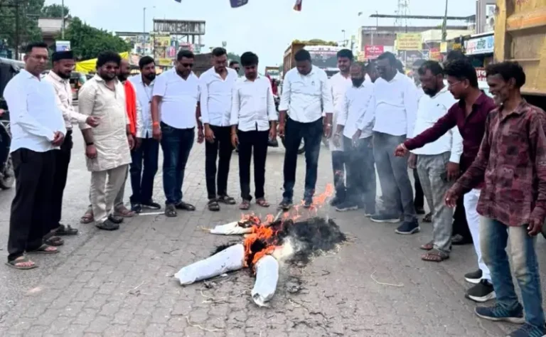 मनोज जरांगेंच्या वक्तव्याचा निषेध; प्रतिकात्मक पुतळा फुंकला