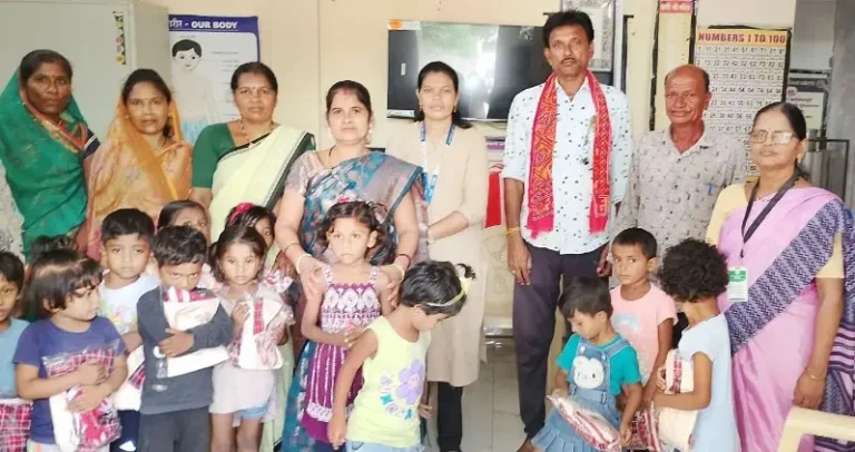 ग्रा. प. बोरडा व्दारे स्वातंत्र दिवसी आंगणवाडीच्या मुलाना गणवेश वाटप 