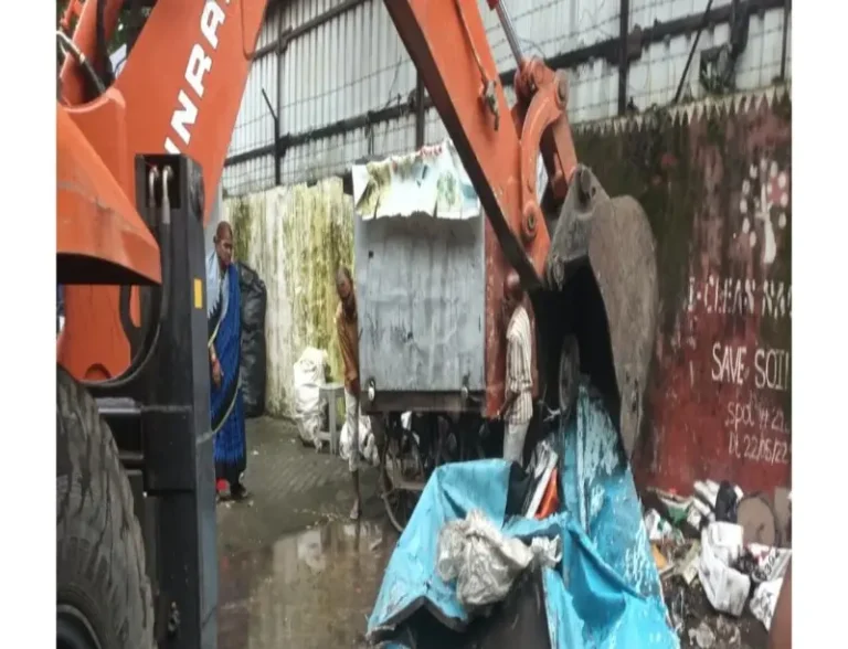 धंतोली परिसरातील वाहतूकीस अडथळा निर्माण होणाऱ्या रस्त्यावरील अतिक्रमण महापालिकेची व पोलीस विभागाची धडक कारवाई