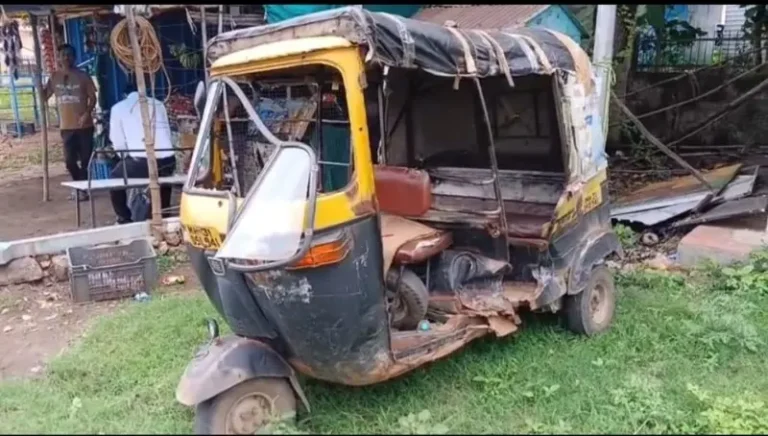 कारची ऑटोला धडक; तीन महिला प्रवासी जखमी