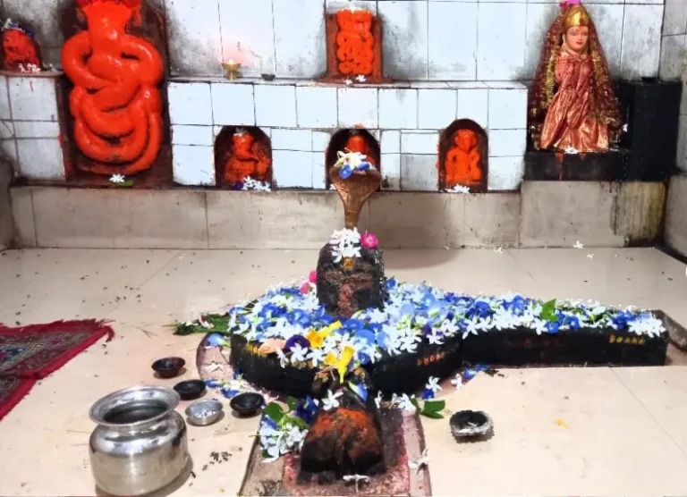 निसर्गाच्या सान्निध्यात वसलेले भोसले कालिन महादेव मंदीर