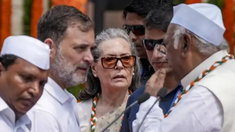 ‘वंदे मातरम्’च्या गायनात अडथळा आणल्याप्रकरणी सोनिया गांधी, राहुल गांधी व खरगे यांच्याविरोधात पोलिसात तक्रार