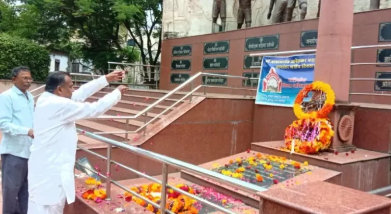 नामांतरातील शहीदांच्या कुटुंबीयांच्या त्यागाचे स्मरण करणे हीच खरी आदरांजली – विलास गजघाटे
