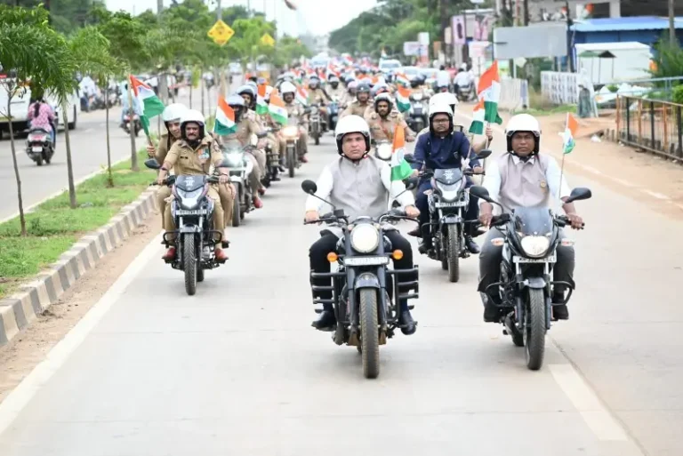 तिरंगा बाईक रॅलीत मोटरसायकलवर स्वार झाले सहपालकमंत्री ॲड. आशिष जयस्वाल