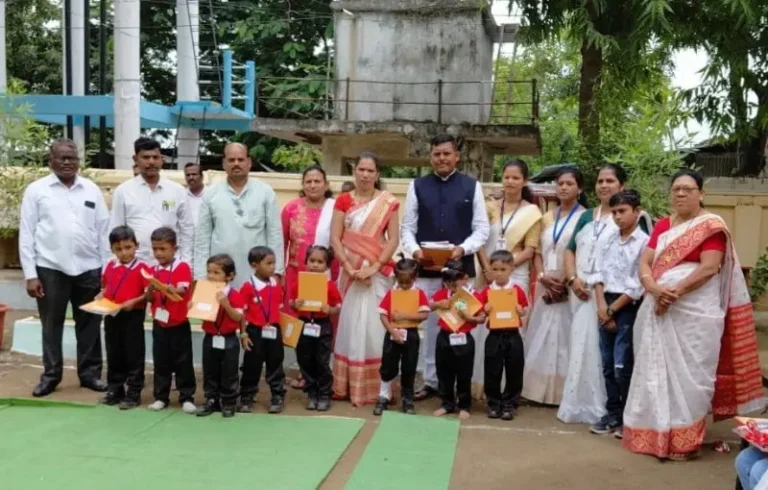 कान्होलीत स्वातंत्र्य दिनानिमित्त शैक्षणिक साहित्य वाटपाचे वितरण