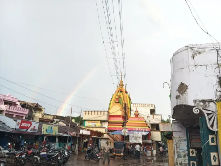 खापा शहराच्या आकाशात दुहेरी इंद्रधनुष्याचे अद्भुत दर्शन; सप्तरंगी कमानींच्या नयनरम्य छटांनी नागरिक भारावले