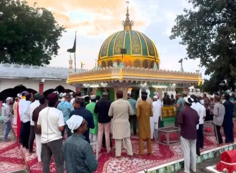 खाप्यात छब्बिसवी भक्तिभावाने साजरी, उर्स-ए-आला हजरत यांच्या १०८व्या उर्सनिमित्त दर्ग्यात फातेहा; देशाच्या सुख-शांतीसाठी विशेष दुआ