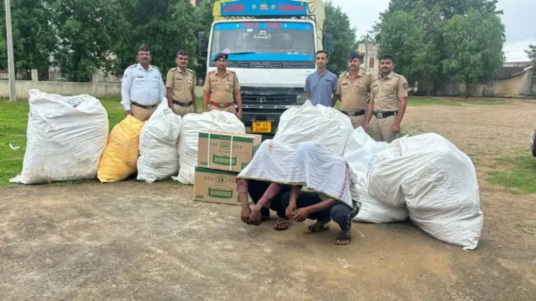 खापा येथे नाकाबंदीत १२.९८ लाखांचा गुटखा जप्त; दोघांना अटक