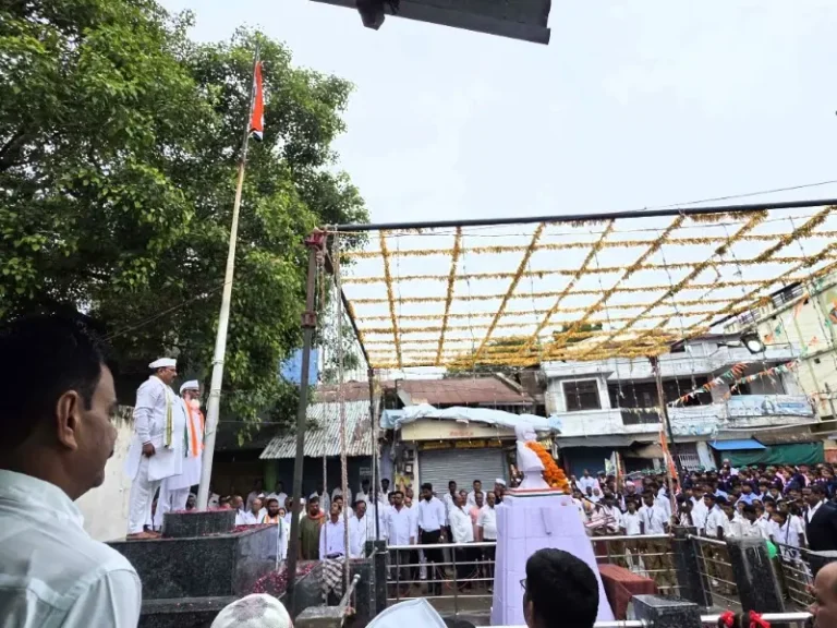 गांधी पुतळा परिसरात ज्येष्ठ नागरिक मेहबूब शेख यांच्या हस्ते ध्वजारोहण