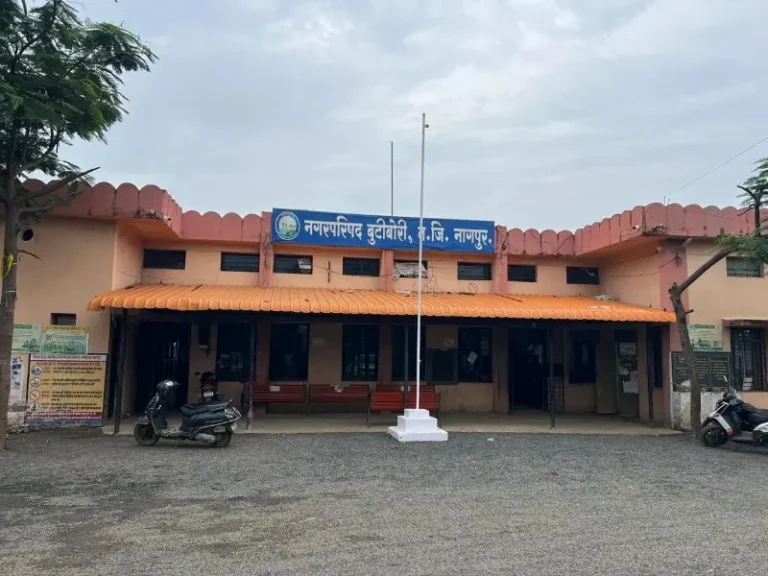 बूटीबोरी नगर परिषद की जर्जर इमारत में खतरा