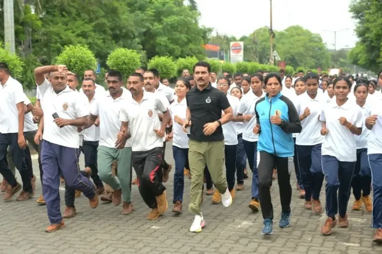 पुलिस ने लगाई फिटनेस की दौड़