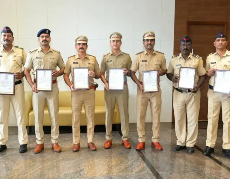 उत्कृष्ट कार्य करने वाले पुलिसकर्मियों का सम्मान