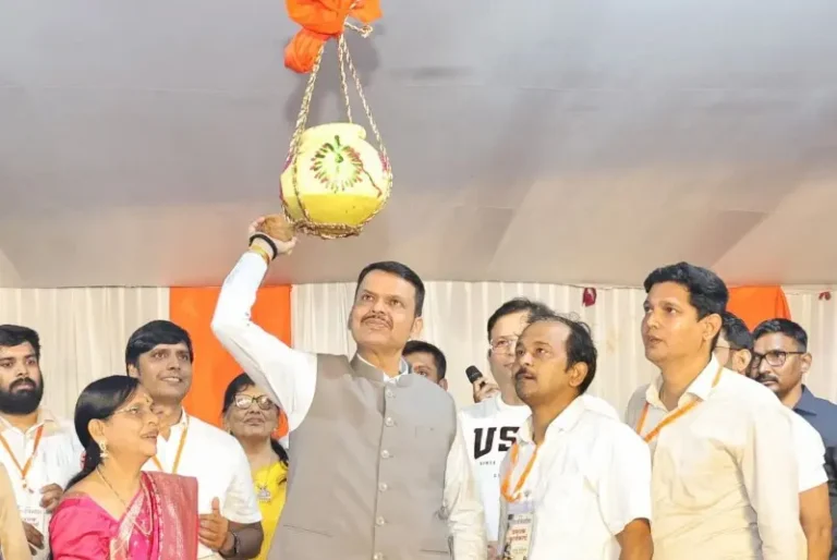 सीएम फडणवीस ने फोड़ी दही-हांडी