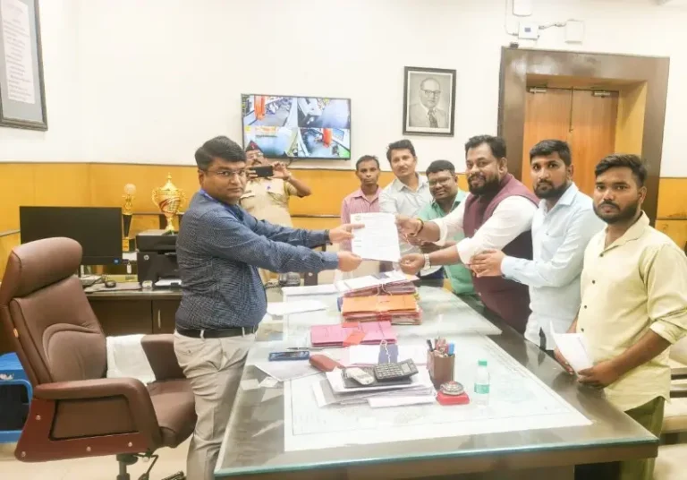 विश्व आदिवासी दिवस पर सार्वजनिक अवकाश की मांग