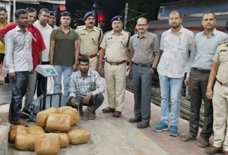 गोंडवाना एक्सप्रेस में पकड़ी गांजा तस्‍करी