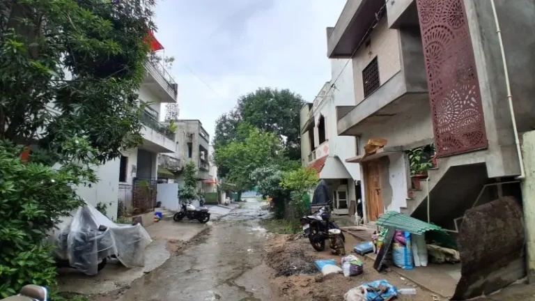 गोधनी क्लोरीन रिसाव के बाद कई घरों पर ताले