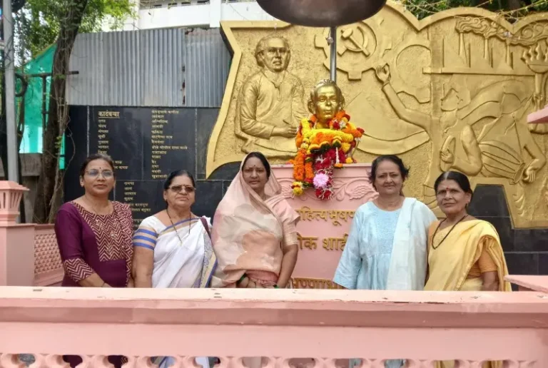 ज्योती सावित्री बहुउद्देशीय संस्थेतर्फे साहित्यसम्राट अण्णाभाऊ साठेंना जयंतीनिमित्त विनम्र अभिवादन