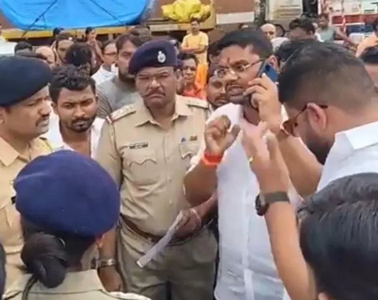 महामेट्रोविरोधात उमिया गेट, कापसी येथे रस्त्यावर उतरला जनआक्रोश; चक्का जाम आंदोलनानंतर प्रशासन झुकले, ५ दिवसांत रस्ता दुरुस्तीचे आश्वासन