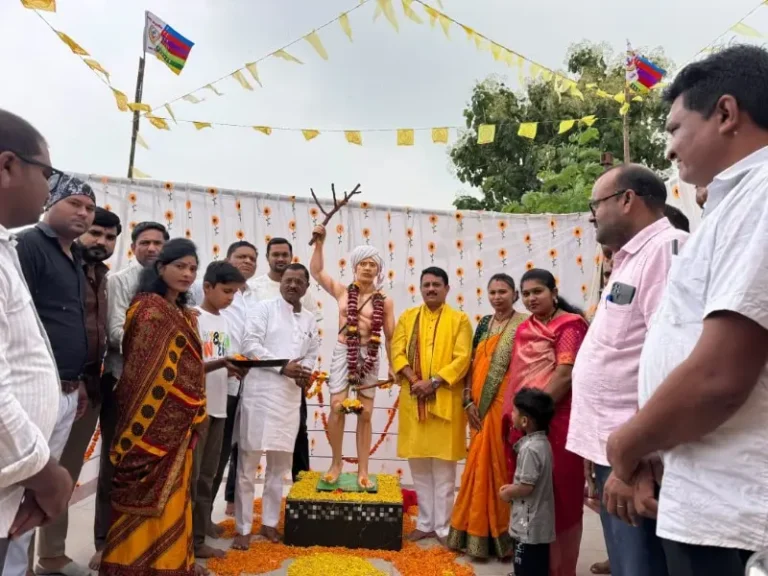 जागतिक आदिवासी दिनानिमित्त बाबदेव येथे क्रांतिवीर भगवान बिरसा मुंडा यांच्या पूर्णाकृती मूर्तीचे अनावरण 