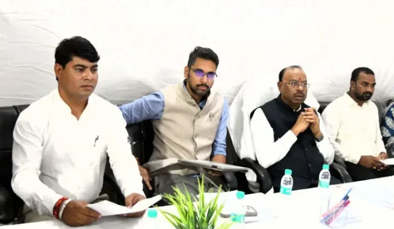 अनधिकृत बांधकामांवर हातोडा चालवा; शासकीय जागा तात्काळ ताब्यात घ्या