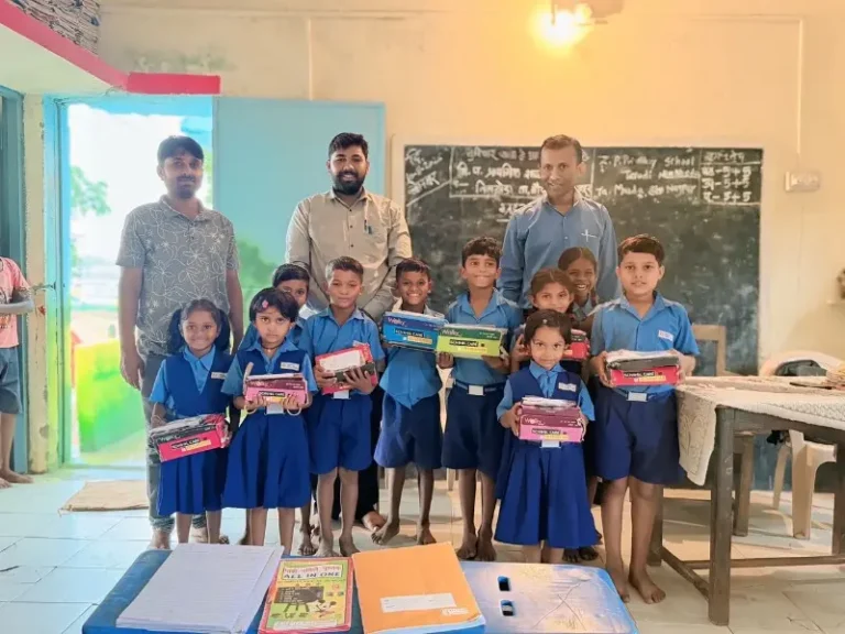 तरोडी येथे गरजू विद्यार्थ्यांसाठी शिक्षकाचा माणुसकीचा हात; स्वखर्चातून बूट वाटप