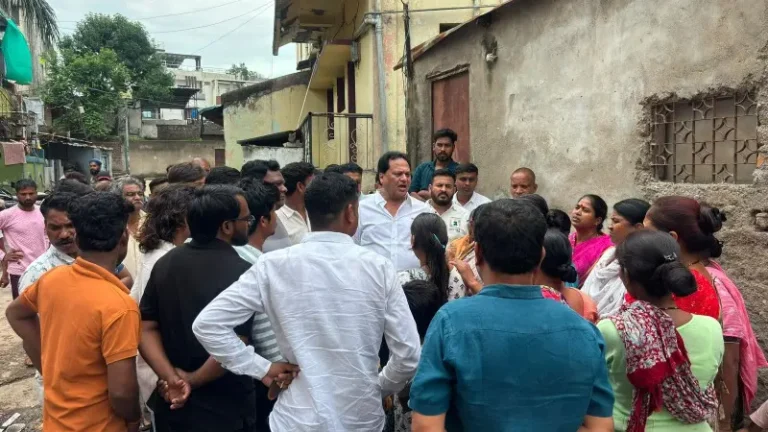 गांधी नगरातील नागरिकांच्या समस्या जाणून घेत नगरअध्यक्ष अजय अग्रवाल; तातडीने कार्यवाहीचे निर्देश