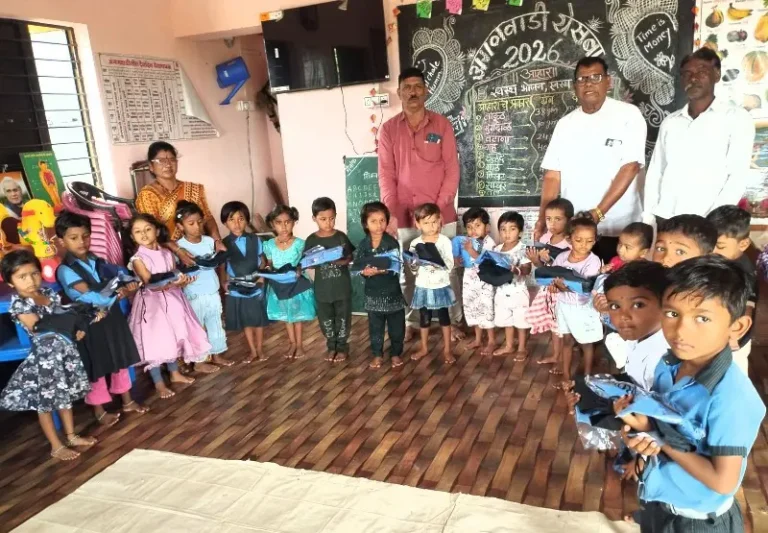 येसंबा येथे अंगणवाडीत गणवेश वाटप