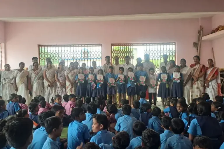 जिल्हा परिषद आदर्श शाळा घोटमुंढरी येथे स्वतंत्रता दिवसानिमित्त सामाजिक कार्यकर्त्यांकडून शालेय साहित्याचे वाटप