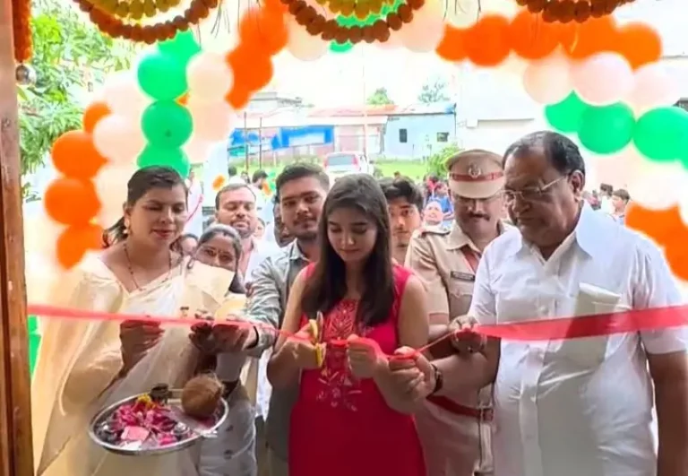 स्वातंत्र्य दिनाच्या पावन पर्वावर अरोली येथे सुंदर सार्वजनिक डिजिटल वाचनालयाचे उच्चशिक्षित (एमबीबीएस, एमडी) युवतीकडून उद्घाटन