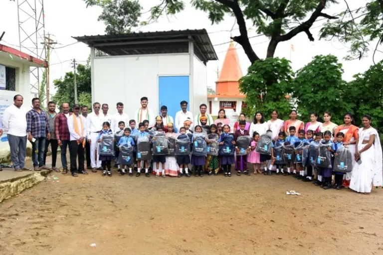 बोरी-घिवारी ग्रामपंचायतीचा आदर्शवत उपक्रम; दिव्यांगांच्या हस्ते ध्वजारोहण, विद्यार्थ्यांना स्कूल बॅग वाटप