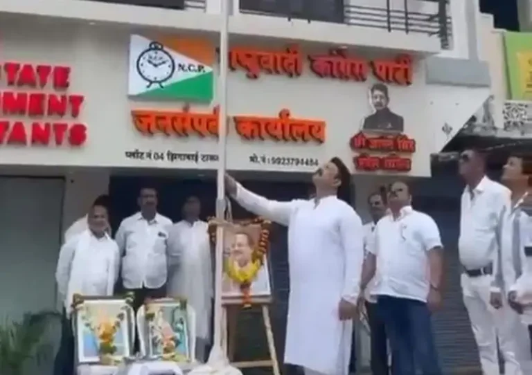 स्वातंत्र्यदिनानिमित्त राष्ट्रवादी काँग्रेस पक्षाच्या कार्यालयात ध्वजारोहण
