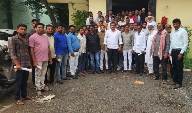 बाजार समिती स्थलांतराच्या हालचालींना शेतकरी, अडते व व्यापाऱ्यांचा कडाडून विरोध बाजार समिती स्थलांतराच्या हालचालींना शेतकरी, अडते व व्यापाऱ्यांचा कडाडून विरोध