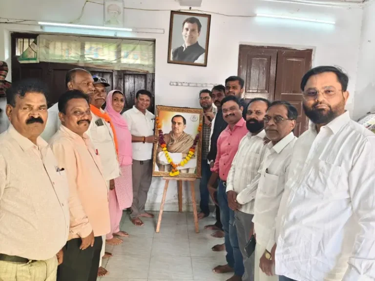 राजीव गांधी जयंतीनिमित्त काँग्रेस कमिटीत अभिवादन