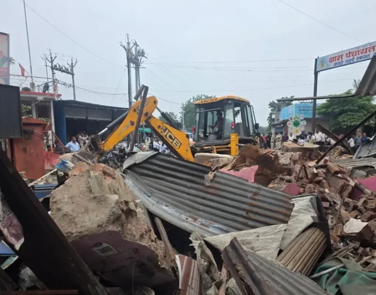 अतिक्रमणाविरोधात तहसीलदार गणेश जगदाळे यांची धडक; खसाळा-भिलगावात अतिक्रमणे जमीनदोस्त