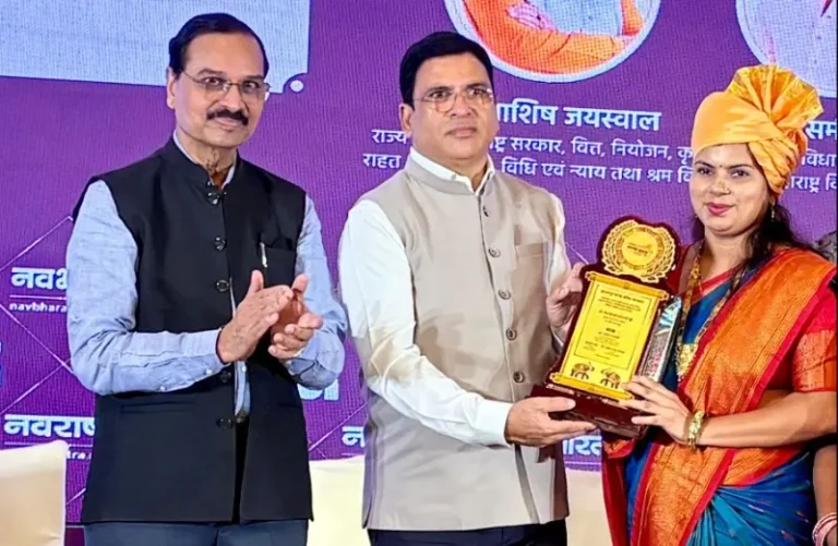 अरोली सरपंचा रोशनी प्रशांत भुरे सरपंच सम्राट अवॉर्डने सन्मानित 