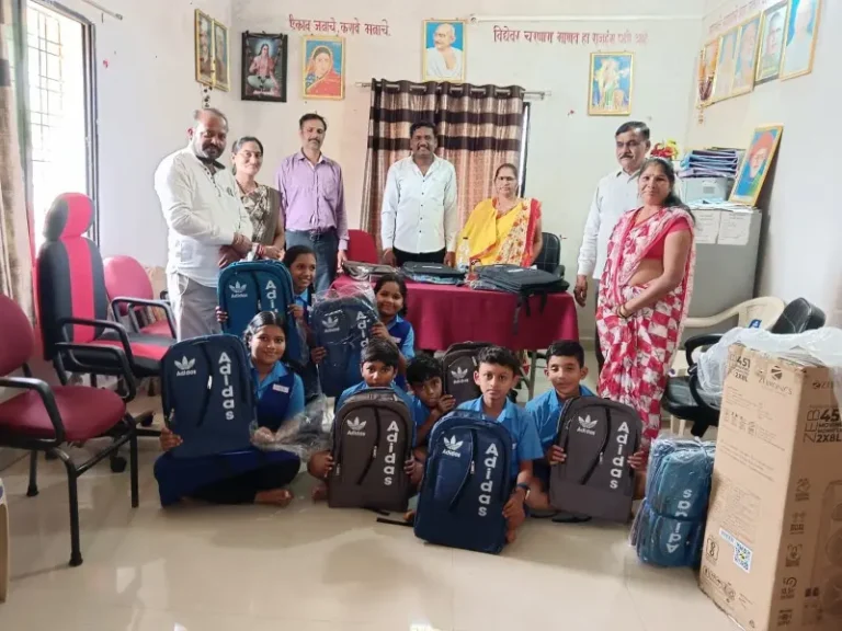ग्रामपंचायत नांदगाव तर्फे जि प शाळा व अंगणवाडीतील मुलांना स्कूल बॅग चे वाटप 