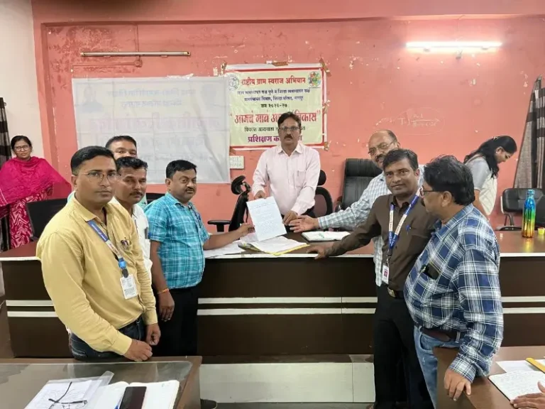 ग्रामसभेच्या सचिवपदाची जबाबदारी अन्य विभागातील कर्मचाऱ्यांकडे द्या !