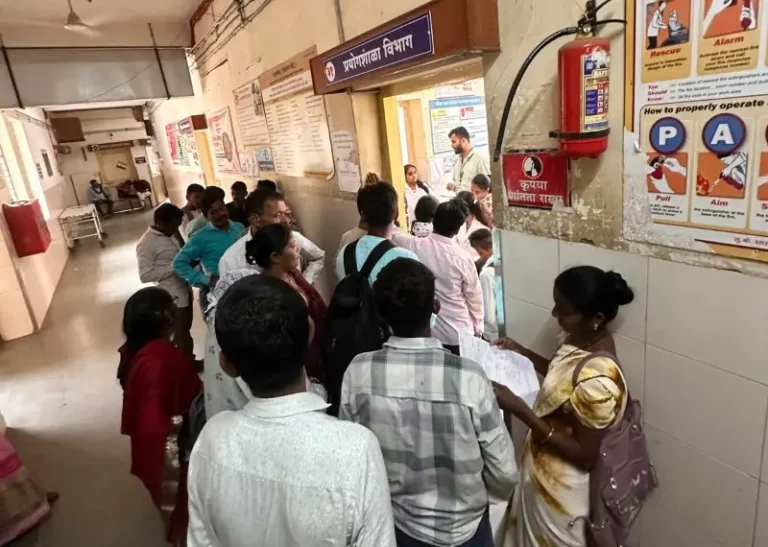 तुमसर उपजिल्हा रुग्णालयात रुग्णांची गैरसोय तपासणीसाठी पुरुष-महिला एकाच रांगेत